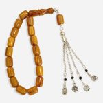 Qara püsküllü qəhvəyi sıxma kəhrəba