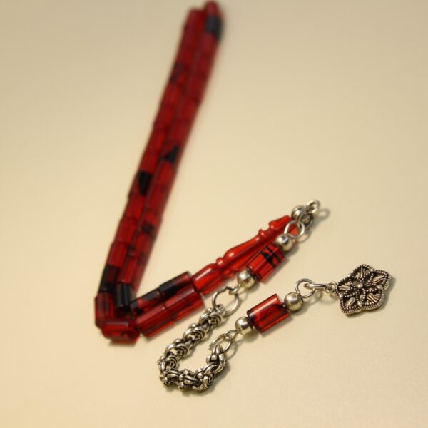 Qırmızı ləkəli bilək boy kəhrəba