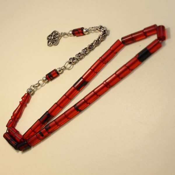 Qırmızı ləkəli bilək boy kəhrəba